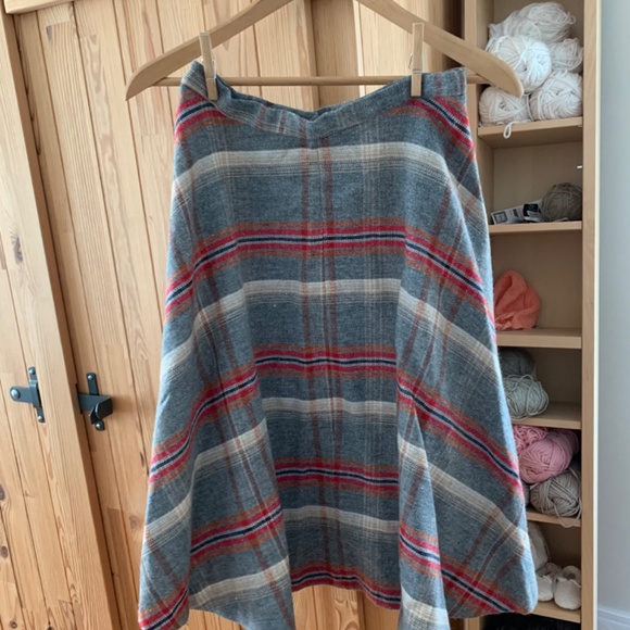 Vintage wool vest and matching skirt - Picture 3 of 3